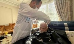 Pendik'te yatağa bağımlı hastalara berber hizmeti devam ediyor