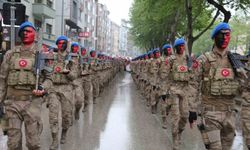 Sağanak altında gençlik yürüyüşü