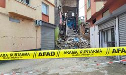 Sağanak ve deprem sonrası metruk binanın bir kısmı yıkıldı