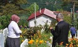 Sakarya'da arefe günü mezarlıklarda duygu dolu ziyaret