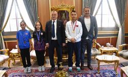 Şampiyon sporcular Başkan Balaban'ın konuğu oldu