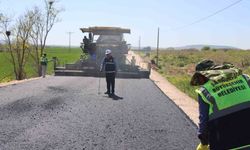 Şanlıurfa'da 14 kilometrelik grup yolunda asfalt seferberliği sürüyor