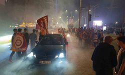 Şanlıurfa'da Galatasaraylı taraftarlar Fenerbahçe'nin maket tabutuyla şampiyonluk kutladı