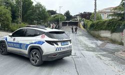 Sarıyer'de moloz yüklü kamyon geri kayarak devrildi, sürücü yaralandı