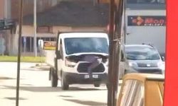 Seyir halindeki kamyonetin motorunu açıp arızayı tespit etmeye çalıştı