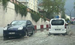 Şiddetli dolu etrafı beyaza bürüdü: Alt geçitler suyla doldu