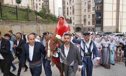 Şırnak'ta dünyaevine giren gelin, asırlık gelenekle baba evinden alındı