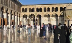 Suriye'de binlerce kişi tarihi Emevi Camii'nde bayram namazı kıldı