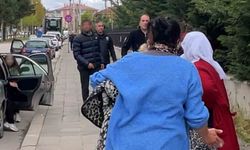 Tanığın verdiği ifadeyi beğenmeyen sanık yakınları hırsını kadın gazetecilerden çıkardı