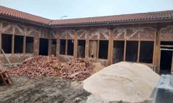 Tarihi Emet Hanı'nda restorasyon çalışmaları sürüyor