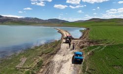 Tarım arazileri sular altında kaldı, 30 hane ile ulaşım kesildi