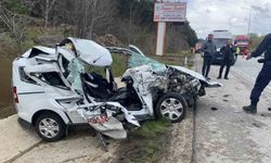 Tıra çarpan hafif ticari araç hurda yığınına döndü: 2 yaralı