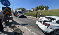 Trafik polisinden örnek davranış: Sürücülerin güvenliği için süpürgeyle yolu süpürdü