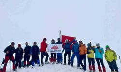 Uludağ'da mayısta kar sürprizi: 2 metre karda Türk bayrağı dalgalandı