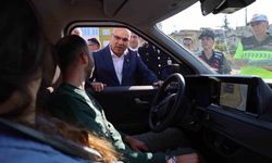 Vali Koç, vatandaşların bayramını kutladı, sürücülere çikolata ikram etti