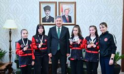 Vali Yılmaz, sporcu Gülsena Karakuyulu ve öğrencilerini makamında ağırladı