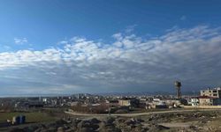 Van semalarında görsel şölen: Kümülüs bulutları ve Van Kalesi'nin muazzam uyumu
