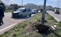 Van'da kamyonet aydınlatma direğine çarptı: 4 yaralı