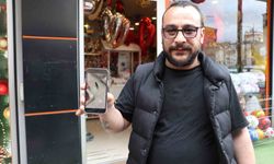 Yağmurdan kaçan yavru karga iş yerine sığındı
