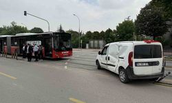Yasak dönüş kazayı getirdi, metrobüsle hafif ticari araç çarpıştı: 13 yaralı