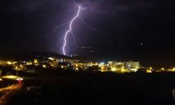 Yıldırım elektrik ve internet hatlarına zarar verdi