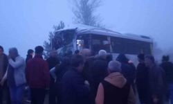 Yolcu midibüsü ile yakıt yüklü tır çarpıştı: 3 yaralı