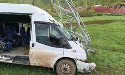 Yolcu minibüsü direğe çarptı: 11 yaralı