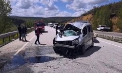 Yozgat'ta bariyerlere çarpan hafif ticari araçtaki 6 kişi yaralandı