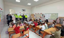 Yozgat'ta polis selamı veren minikler kalpleri ısıttı