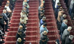 Yüksekova'da bayram namazında vatandaşlar camileri doldurdu