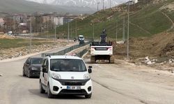 Yüksekova'da heyelan ulaşımı aksatıyor: Pizok yolunda ulaşım 1 aydır tek şeritten sağlanıyor