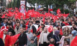 Yüzlerce Bolulu 200 metrelik Türk bayrağı eşliğinde yürüdü