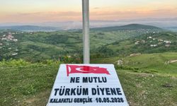 Zonguldak'ta gençler köylerinin zirvesine Türk bayrağı dikti