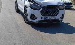 15 yaşındaki çocuğun kullandığı otomobil motosiklete çarptı, sürücü ağır yaralandı