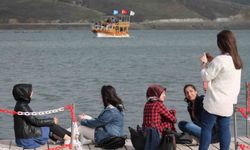 1700 rakımdaki doğa harikası göl turistlerin ilgi odağı