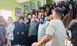 20 yıldır görev yaptığı okuldan alkışlar eşliğinde hüzünle ayrıldı