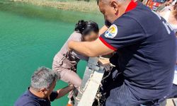 Adana'da köprüden düşen kadın itfaiye ekiplerince kurtarıldı