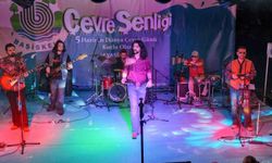 Anadolu Retro'dan Barış Manço şarkılarıyla konser coşkusu