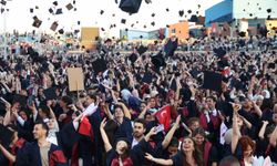 Anadolu Üniversitesi'nde mezuniyet coşkusu: 5 binden fazla öğrenci kep attı