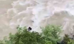 Artvin'de bir otomobil Çoruh Nehri'ne düştü; baba ile oğlu aranıyor