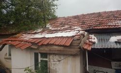 Aşırı sağanak yağış müstakil evin çatısına zarar verdi