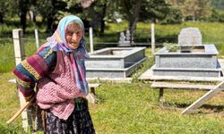 Ayağında kara lastik, elinde baston: Eşi ve oğlunun mezarından ayrılmıyor