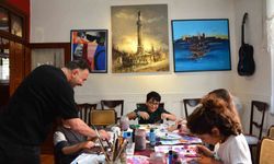 Babasının berber dükkanında başladı, şimdi tüm ailesiyle sanat üretiyor