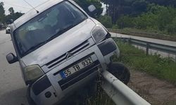 Bafra'da kontrolden çıkan otomobil bariyerlere çarptı: 4 yaralı