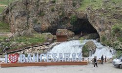 Bahçesaray'da mağaradan çıkan doğal su kaynağı ilgi odağı oldu