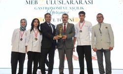 Bakan Yusuf Tekin'den ödül, Ayvalık'ta davul zurnalı karşılama
