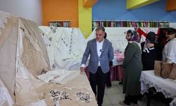 Başkan Özdoğan, el emeği göz nuru eserleri inceledi