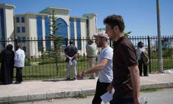 Bayburt'ta yanlış sınav merkezine gelen öğrencinin yardımına kadın polisler yetişti
