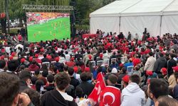 Bolu'da 'Dünya Kupası' coşkusu sokağa taştı: Anıtpark'ta tarihi heyecan