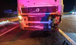 Bolu'da tırın çarptığı otomobil kağıt gibi ezildi: 3 yaralı